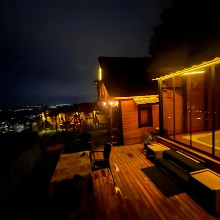 木屋 Orange Hobbit House *